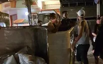 Tạm giữ tài xế đánh cảnh sát giao thông khi ô tô tải lật giữa đường