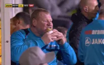 Choáng với chàng thủ môn ăn bánh trong trận, đi bar giữa hiệp ở trận Arsenal