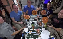 Tiệc pizza trên trạm vũ trụ