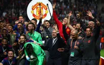 Vì sao các cầu thủ Man Utd giơ 3 ngón tay ăn mừng chức vô địch?