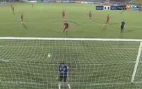 VIDEO: Phản đối trọng tài, cầu thủ CLB Long An bỏ bóng để mặc đối thủ ghi bàn