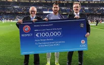 Sergio Ramos tặng quà cho hội Chữ Thập Đỏ quốc tế