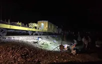 Vụ tàu hỏa đâm xe ben: Đưa thi thể phó tàu bị mắc kẹt ra ngoài