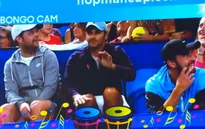 Roger Federer đánh trống trên khán đài cổ vũ đồng đội