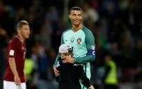 Ronaldo chào đón cặp song sinh “có nếp có tẻ”