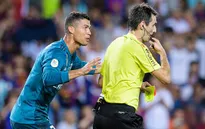 Cris Ronaldo bị treo giò 5 trận vì đẩy trọng tài trong trận thắng Barcelona