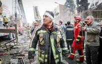 Iran gấp rút cứu hộ sau vụ sập tòa nhà 17 tầng