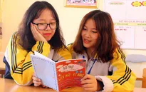 Hai nữ sinh tự làm sổ tay chống nạn buôn người