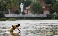 Sri Lanka gấp rút sơ tán người dân khỏi khu vực bão lũ