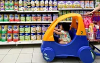 Singapore thắt chặt kiểm soát sữa bột trẻ em