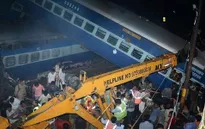 Tai nạn tàu hỏa ở Ấn Độ: 23 người thiệt mạng, nhiều người bị mắc kẹt