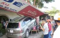 Kinh hoàng ô tô lao lên vỉa hè rồi cuốn nhiều xe máy vào gầm