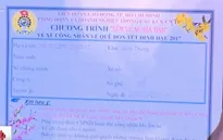 TP.HCM trao “Tấm vé nghĩa tình” cho công nhân nghèo về quê đón Tết