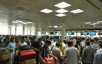 Đông nghẹt người xếp hàng chờ làm thủ tục ở sân bay Tân Sơn Nhất