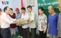 Doanh nghiệp Việt tặng quà cho Việt kiều và người nghèo tại Campuchia