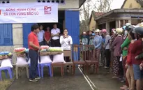 Tặng quà cho các hộ chăn nuôi bị thiệt hại do lũ