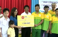 Món quà ý nghĩa của BTC giải xe đạp quốc tế VTV Cúp Tôn Hoa Sen 2017
