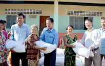 Đại sứ quán Việt Nam tặng quà cho Việt kiều nghèo ở Campuchia đón Tết