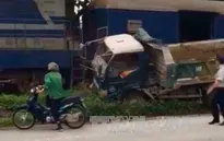 Tàu hỏa đâm trực diện xe tải, lái xe nguy kịch