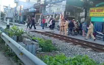 Bất cẩn băng qua đường ray, người chồng bị tàu hỏa cán tử vong