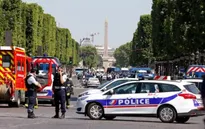 Pháp: Xe đâm vào cảnh sát ở đại lộ Champs Elysees