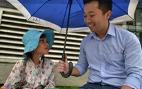 Lớp học trên vỉa hè Sài Gòn của nhân viên ngân hàng và bé bán vé số