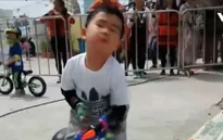 Ngộ nghĩnh cuộc đua xe đạp của các em bé tại Trung Quốc