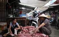 Bắt khẩn cấp hai đối tượng hắt dầu luyn vào thịt lợn