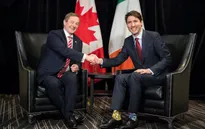 Thủ tướng Canada Trudeau gây sốt trên mạng vì đi tất trái đôi