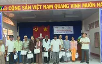 Quỹ Tấm lòng Việt tặng quà cho người nghèo Cà Mau