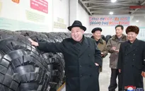 Nhà lãnh đạo Triều Tiên Kim Jong-un thăm nhà máy chế tạo lốp xe chở tên lửa