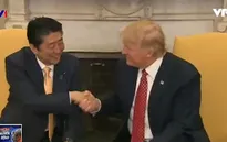 Cách bắt tay kì lạ của Tổng thống Mỹ Donald Trump