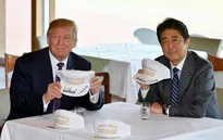 Tổng thống Trump chơi golf cùng Thủ tướng Nhật Bản