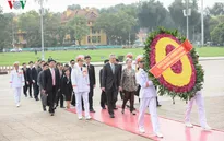 Thủ tướng Singapore và phu nhân vào Lăng viếng Chủ tịch Hồ Chí Minh