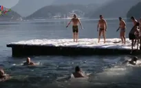 Đắm mình trong hồ băng - Thú vui của người Italy