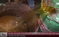 Kinh hoàng với cả tấn mỡ bẩn lẫn côn trùng đựng trong thùng phuy