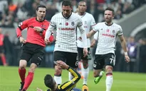 Ăn vạ, Van Persie bị ngôi sao nhạc pop miệt thị không thương tiếc