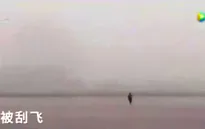 Trung Quốc: Chạy 500m đuổi theo vé máy bay vì gió lớn