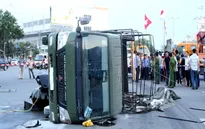 Xe chở Cảnh sát PCCC bị lật nhào giữa phố do va chạm