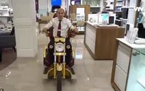 Chiếc xe scooter đắt nhất thế giới dát vàng 24 carat