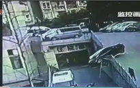 Trung Quốc: Lùi ô tô bất cẩn, 2 mẹ con thoát chết trong gang tấc