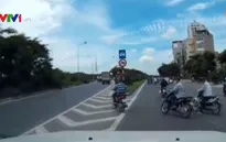 Bất chấp nguy hiểm, nhiều xe máy vẫn đi vào đường cấm trên đại lộ Thăng Long