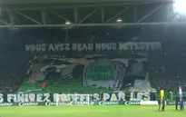 Màn xếp giấy đặc biệt của các CĐV Saint-Etienne