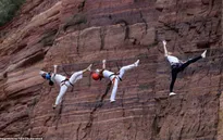 Tập Yoga giữa... vách núi