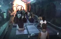 Độc đáo lớp học Yoga giữa thủy cung