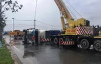 TP.HCM: Ôm cua nhanh trong cơn mưa, xe container lật nhào