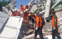 Indonesia nỗ lực tìm kiếm, giải cứu các nạn nhân mắc kẹt sau động đất và sóng thần