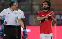 Salah dính chấn thương, sớm bị trả về Liverpool