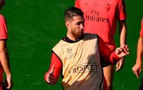 Bị gạt tay trúng má, Sergio Ramos nổi điên đá liên tiếp vào người đồng đội