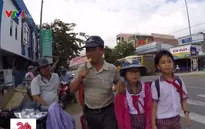 Người đàn ông tình nguyện dắt người qua đường ở Quảng Nam